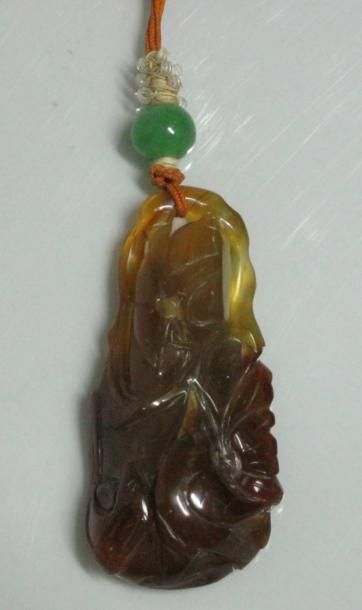 Beau pendentif en agate sculpté à décor d'oiseaux...