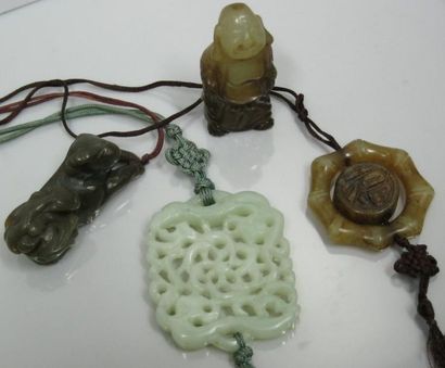 Lot de 4 petits objets en pierre dure (3...