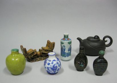 4 Tabatières chinoises, - 1 repose-pinceau...