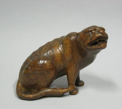 Tigre en bois sculpté. Japon, XVIIIe ou XIXème...