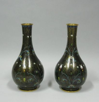 CHINE, vers 1900
Paire de vases bouteilles...