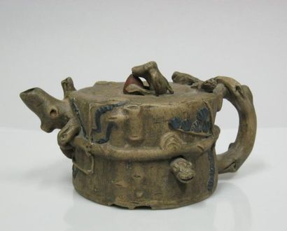 JAPON
Théière en terre cuite en forme de...