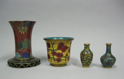 Lot de 4 vases en émail cloisonné de taille...