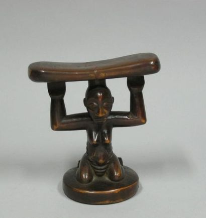 AFRIQUE
Appui-nuque en bois sculpté. H: 14...