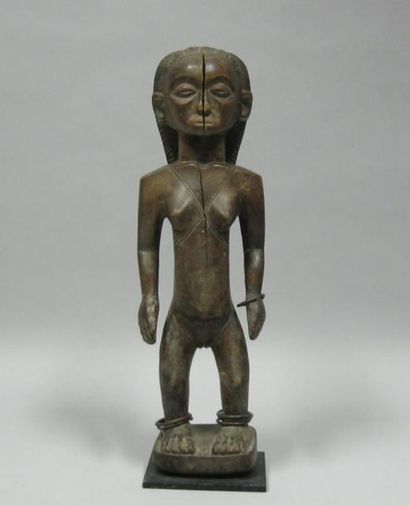 Afrique*
Figure féminine en bois sculpté,...