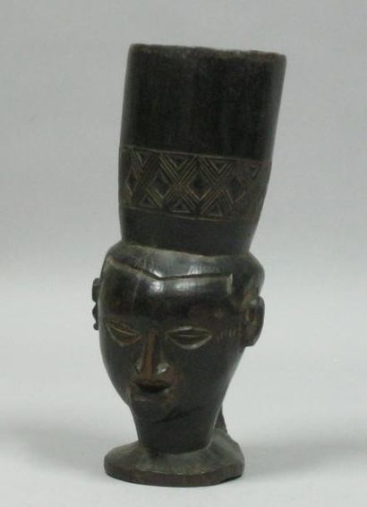 Afrique*
Tête en bois sculpté formant gobelet....