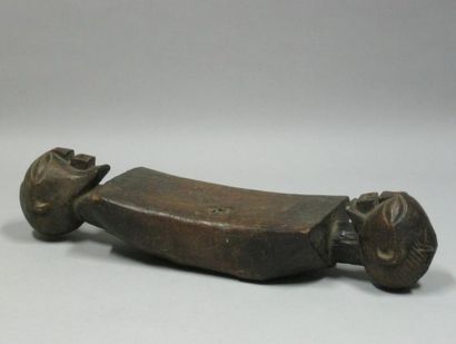 Afrique*
Appuie-tête en bois sculpté. L:...