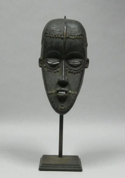 Afrique*
Masque en bois sculpté. H: 30 c...