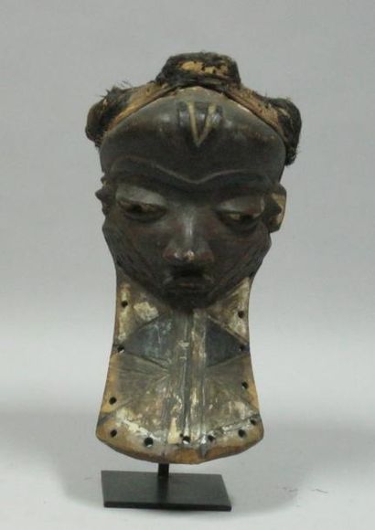 Afrique*
Masque en bois sculpté. H: 27 c...