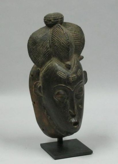 Afrique*
Masque en bois sculpté. H: 34 c...