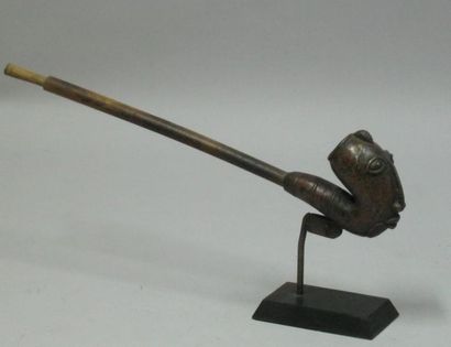 Afrique*
Pipe en bois sculpté. L: 35 cm