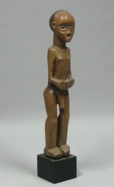 Afrique*
Figure masculine en bois sculpté....