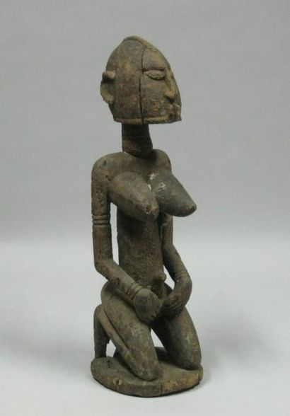 Afrique*
Figure féminine agenouillée en bois...