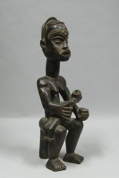 Afrique*
Maternité en bois sulpté. H: 56,5...