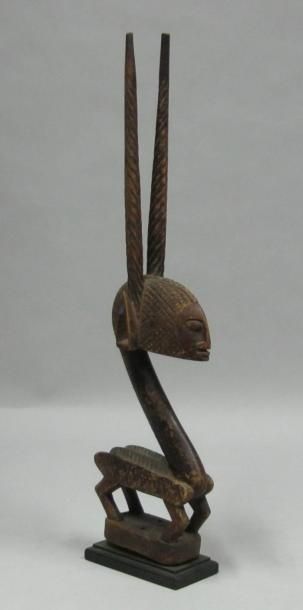 Afrique*
Cimier en forme d'antilope en bois...