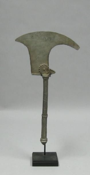 Afrique*
Hache en métal. H: 40 cm