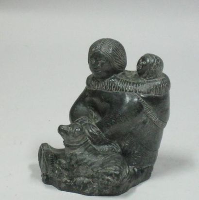 Groupe* en pierre sculpté représentant une...