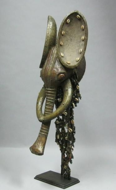 Afrique*
Masque en bois sculpté, cuivre repoussé...