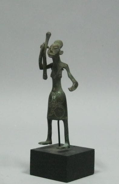 Afrique*
Figure féminine portant un pagne...
