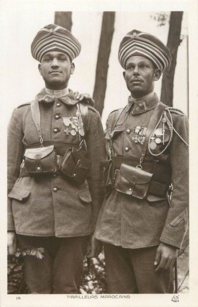 42 CARTES POSTALES MILITARIA : Divers. 