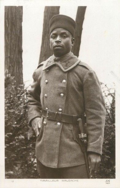 42 CARTES POSTALES MILITARIA : Divers. 