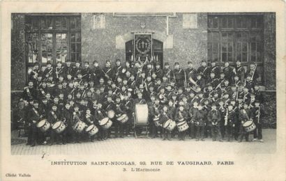 32 CARTES POSTALES PARIS : Divers. Dont