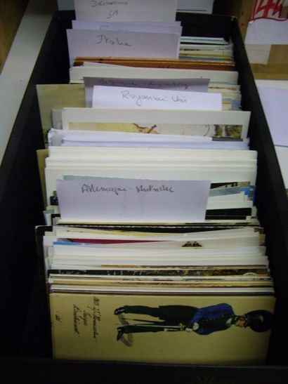 933 CARTES POSTALES MILITARIA : Cartes Modernes...