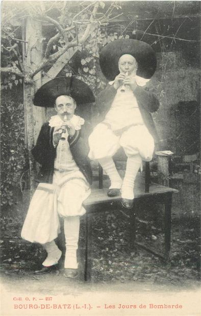 42 CARTES POSTALES FOLKLORES : Poitou Charentes...