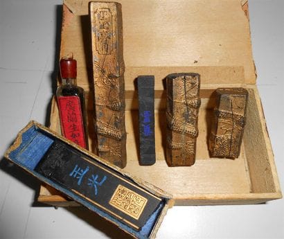 ECRITURE : Chine. 2 Bâtons d'encre noir,...