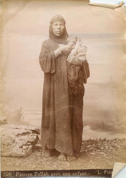 157 CARTES POSTALES & PHOTOGRAPHIES ETRANGERS...