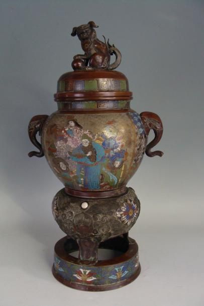 CHINE
Important brûle-parfum en bronze et...