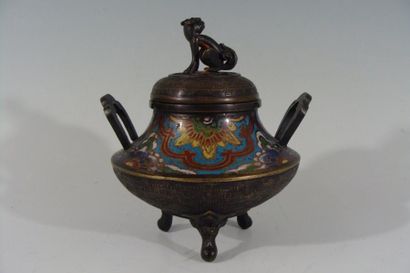 BRULE-PARFUM tripode en bronze et émaux cloisonnés...