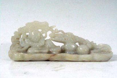 PETIT GROUPE en néphrite céladon sculpté...