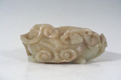 COUPE en néphrite céladon, sculpté en forme...