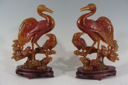 PAIRE DE STATUETTES représentant des grues...