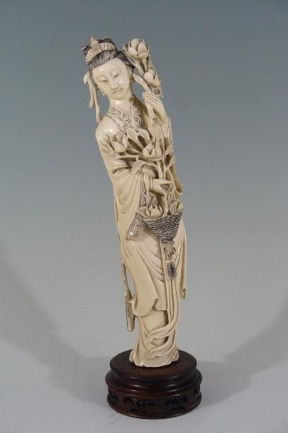 GUANYIN en ivoire; elle tient un panier de...