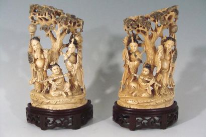 DEUX OKIMONOS en ivoire sculpté de trois...