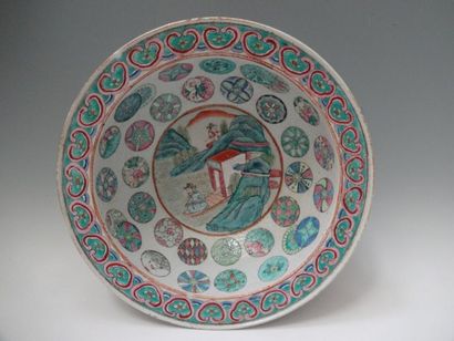 CHINE
Important bassin en porcelaine polychrome...