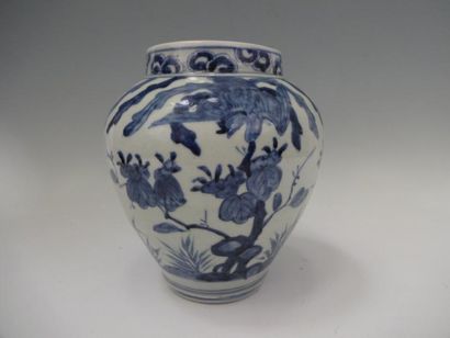 CHINE
Vase balustre en porcelaine blanc bleu...