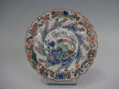 CHINE
Petite assiette à bords dentelés en...