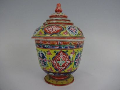 POT COUVERT sur piédouche en porcelaine polychrome...