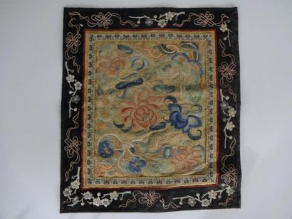 CHINE
SOIE BRODEE à décor floral. 36 x 42...