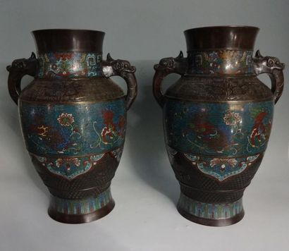 CHINE
DEUX VASES balustres en bronze et émaux...