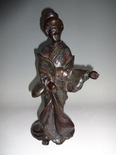 STATUETTE de femme en bronze et émaux cloisonnés....