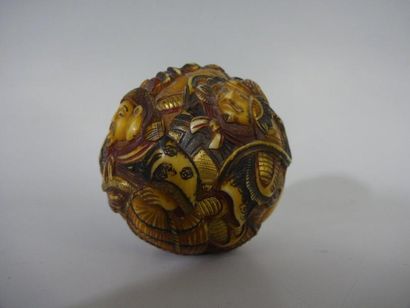 BOULE en ivoire teinté à décor sculpté des...