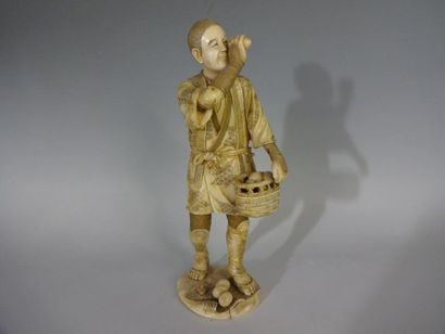 OKIMONO en ivoire représentant un homme au...