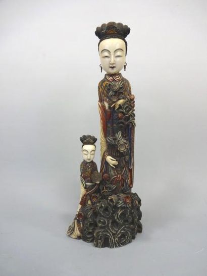 CHINE
Importante statue en ivoire polychrome...