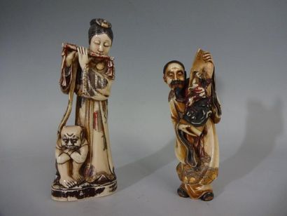 DEUX OKIMONOS en ivoire polychrome: Joueuse...