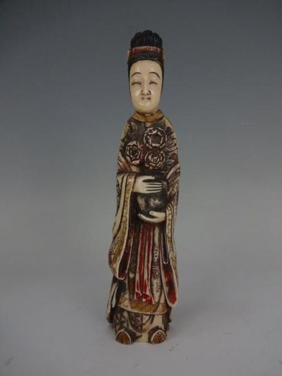 OKIMONO en ivoire polychrome à décor d'une...