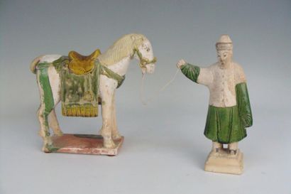 CHEVAL ET PALEFRENIER en terre cuite à glaçure...